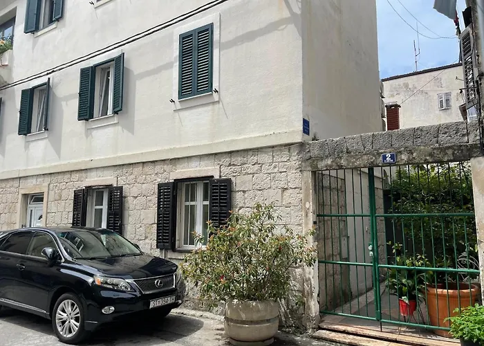 Apartment “jelin Dvor” 3+2, Bacvice,