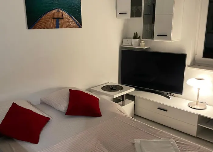 “jelin Dvor” 3+2, Bacvice, Split